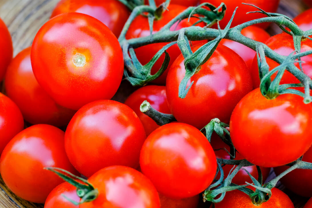 Naturalnym źródłem likopenu są pomidory.